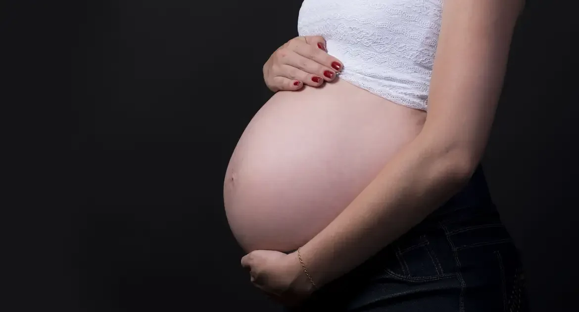 Censo 2022: Taxa de fecundidade no Brasil atinge mínima histórica de 1,55 filhos por mulher e maternidade é adiada