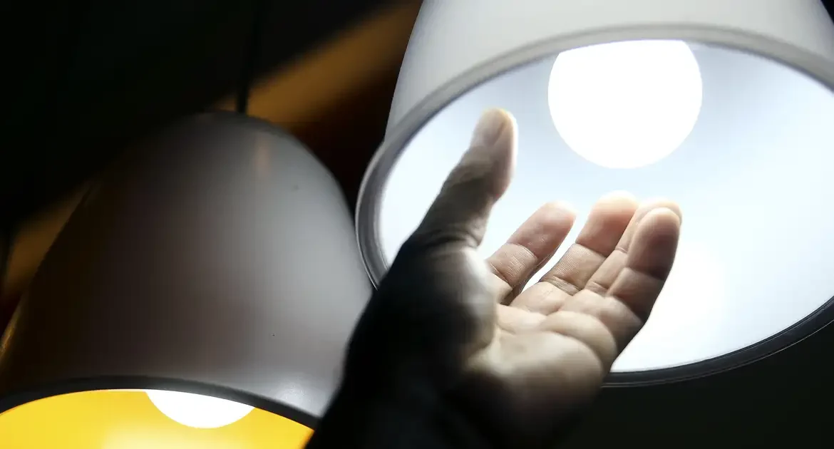 Conta de luz permanecerá com bandeira tarifária vermelha em julho