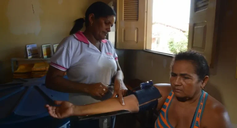Alta rotatividade de médicos na Atenção Primária atinge 33,9% entre 2022 e 2024, com maiores índices em estados de menor PIB