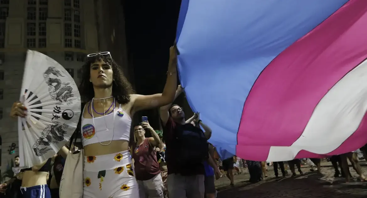 Conselho Federal de Medicina atualiza regras para tratamento hormonal de pessoas trans