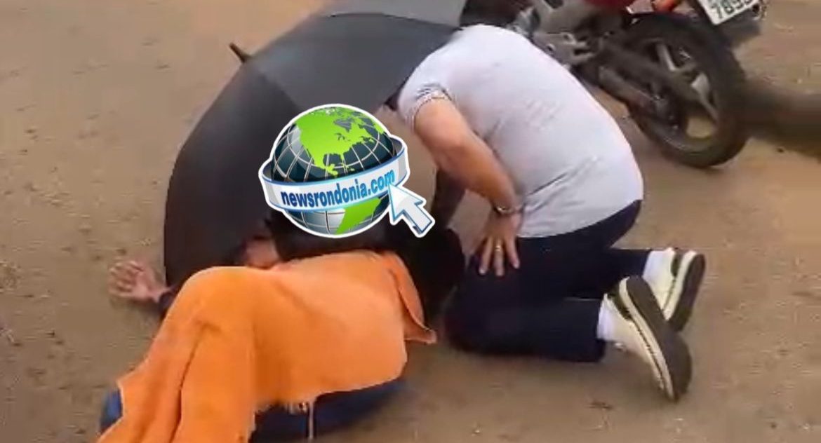 Mulher sofre queda de moto depois de bater em buraco na zona leste