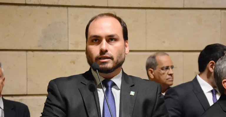 PF diz que Bolsonaro e Carlos integravam organização criminosa na Abin - News Rondônia