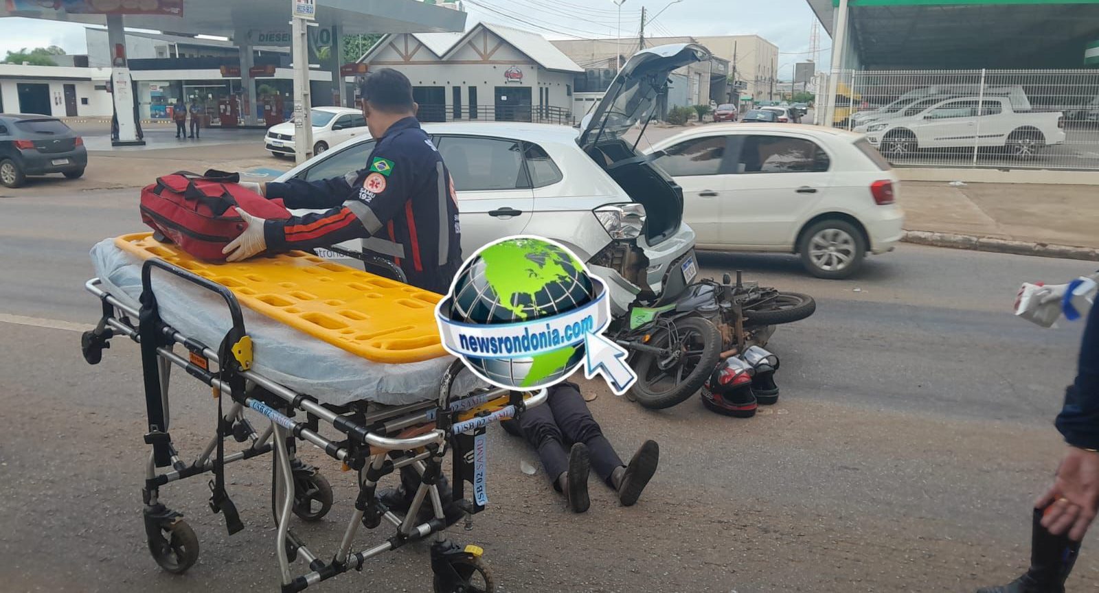 Moto aplicativo fica desacordado em colisão com carro na Jorge Teixeira