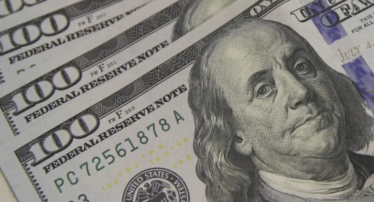 Dólar cai para menor valor desde outubro; Bolsa recua pela 4ª vez antes de anúncio de pacote fiscal