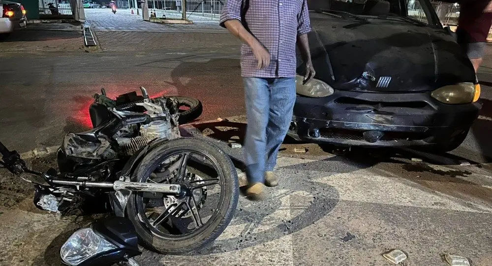 Motociclista fica ferida em colisão com Fiat Strada em frente ao IFRO