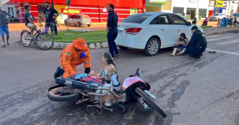 Carro avança preferencial e atinge mãe, filho e avó em motoneta no centro - News Rondônia