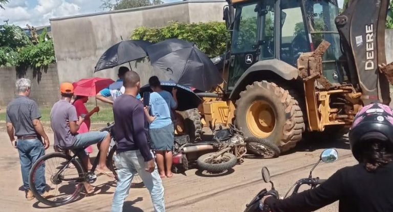 Motociclista fica inconsciente após colisão com retroescavadeira em cruzamento
