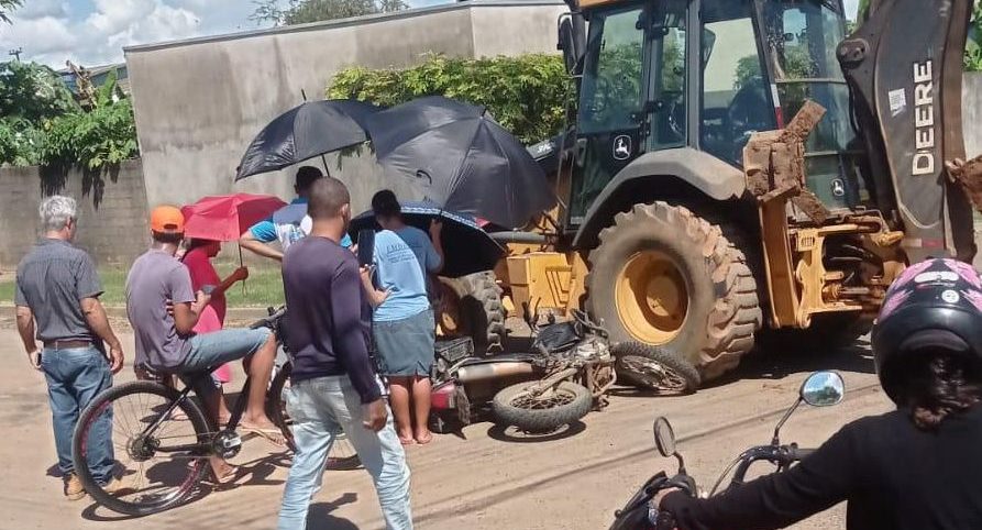 Motociclista fica inconsciente após colisão com retroescavadeira em cruzamento