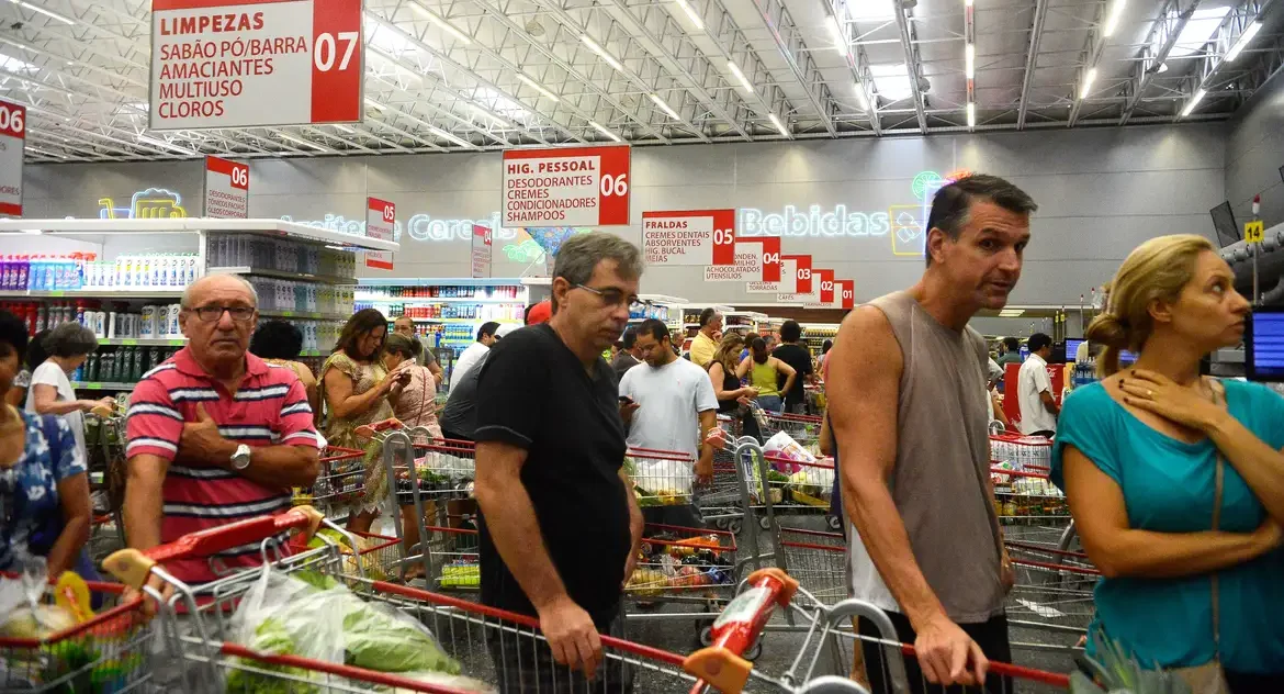 Intenção de Consumo das Famílias registra alta de 0,5% em junho, mas cautela persiste