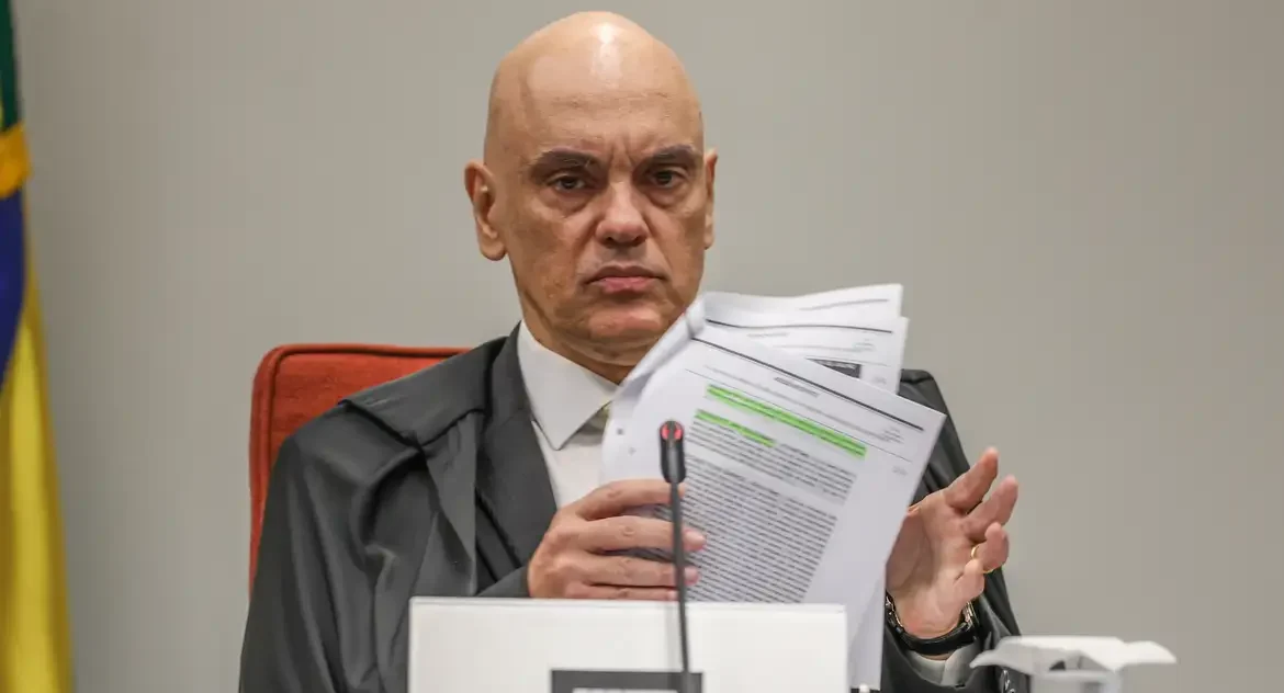 PF informa a Moraes que ex-assessor de Bolsonaro permanecerá preso em Batalhão do Exército