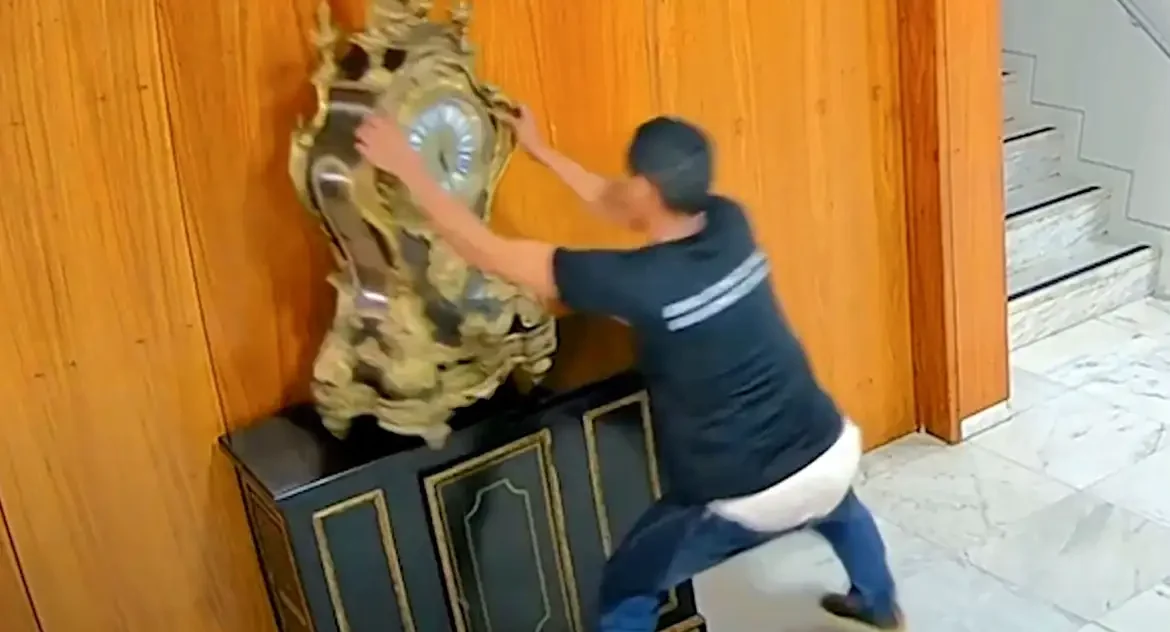 Condenado por destruir Relógio Histórico no 8 de janeiro concede semiaberto