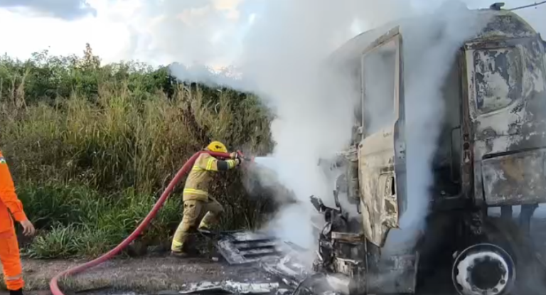 Incêndio destrói cabine de carreta na BR-364, próximo à zona urbana