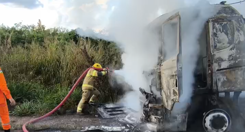 Incêndio destrói cabine de carreta na BR-364, próximo à zona urbana