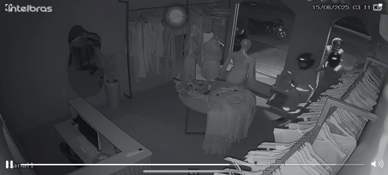 Quadrilha é filmada invadindo loja e furtando R$5 mil reais em roupa na zona sul