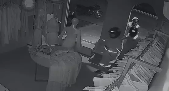 Quadrilha é filmada invadindo loja e furtando R$5 mil reais em roupa na zona sul