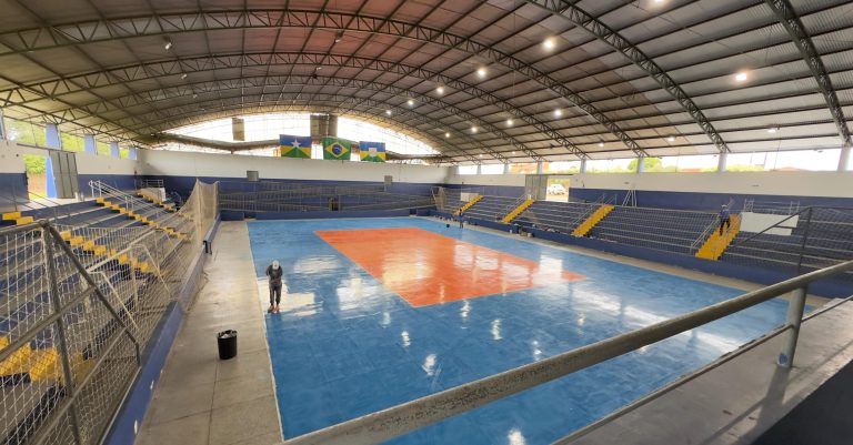 Prefeitura de Jaru realiza pintura e demarcação da quadra do ginásio Sebastião Mesquita; local será sede da Copa Jaru de Futsal - News Rondônia