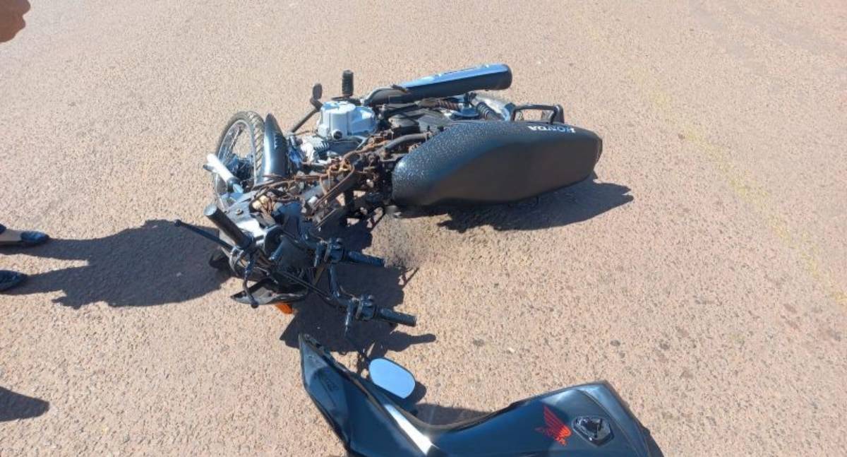 Acidente entre carro e moto deixa ferido em avenida