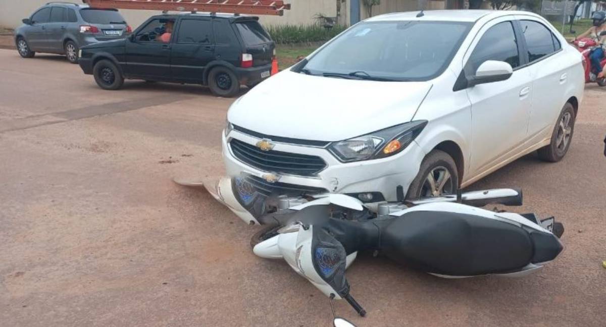 Colisão entre carro e moto deixa mulher ferida no centro
