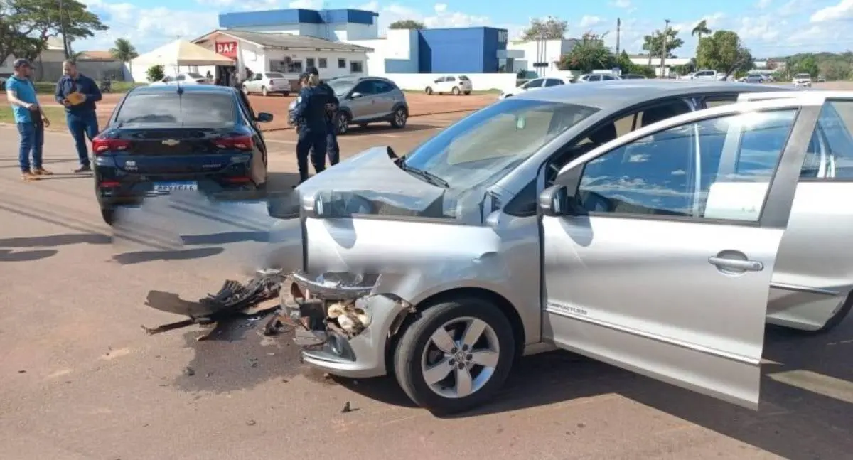 Colisão entre dois carros na esquina do Fórum deixa criança com ferimentos