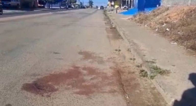 Homem morre após ser esfaqueado em via pública durante a madrugada