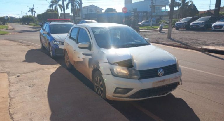Casal em moto é atingido por carro em cruzamento de avenidas