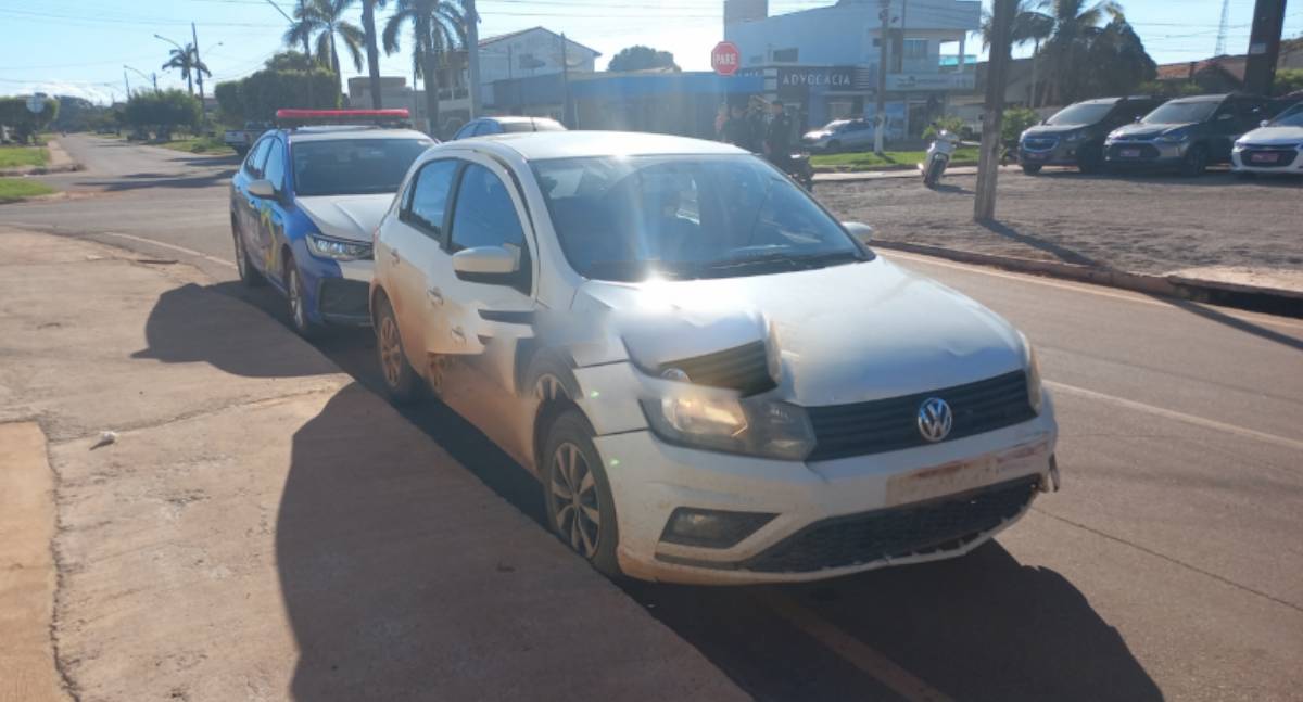 Casal em moto é atingido por carro em cruzamento de avenidas