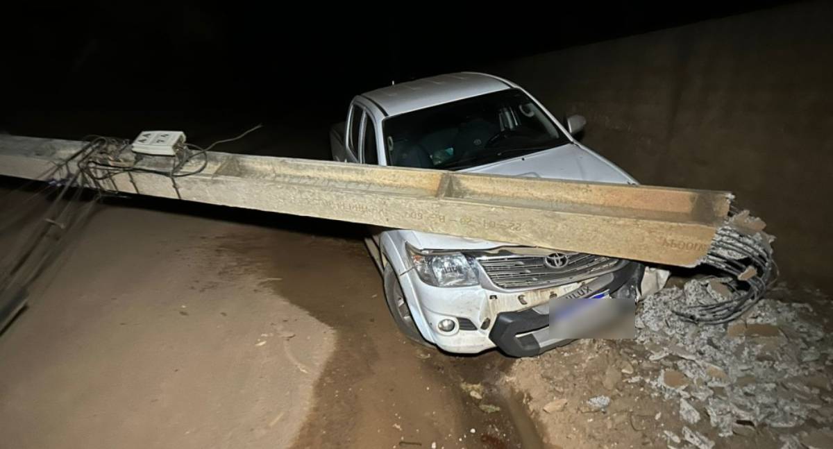 Motorista colide com postes, causa falta de energia e é preso por suspeita de embriaguez