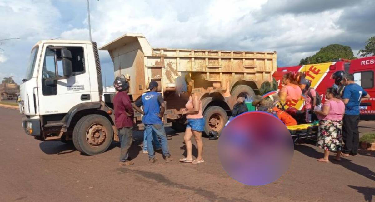 Motociclista fica com perna fraturada em colisão com caminhão em Rondônia