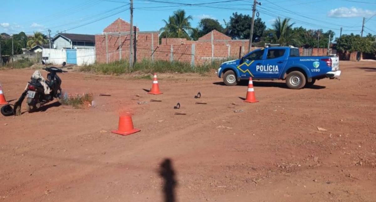 Mulher fica ferida em colisão entre carro e moto