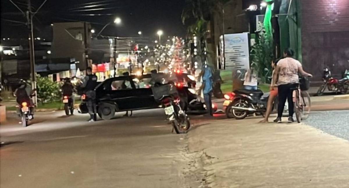 Colisão entre carro e moto deixa mulher ferida no centro