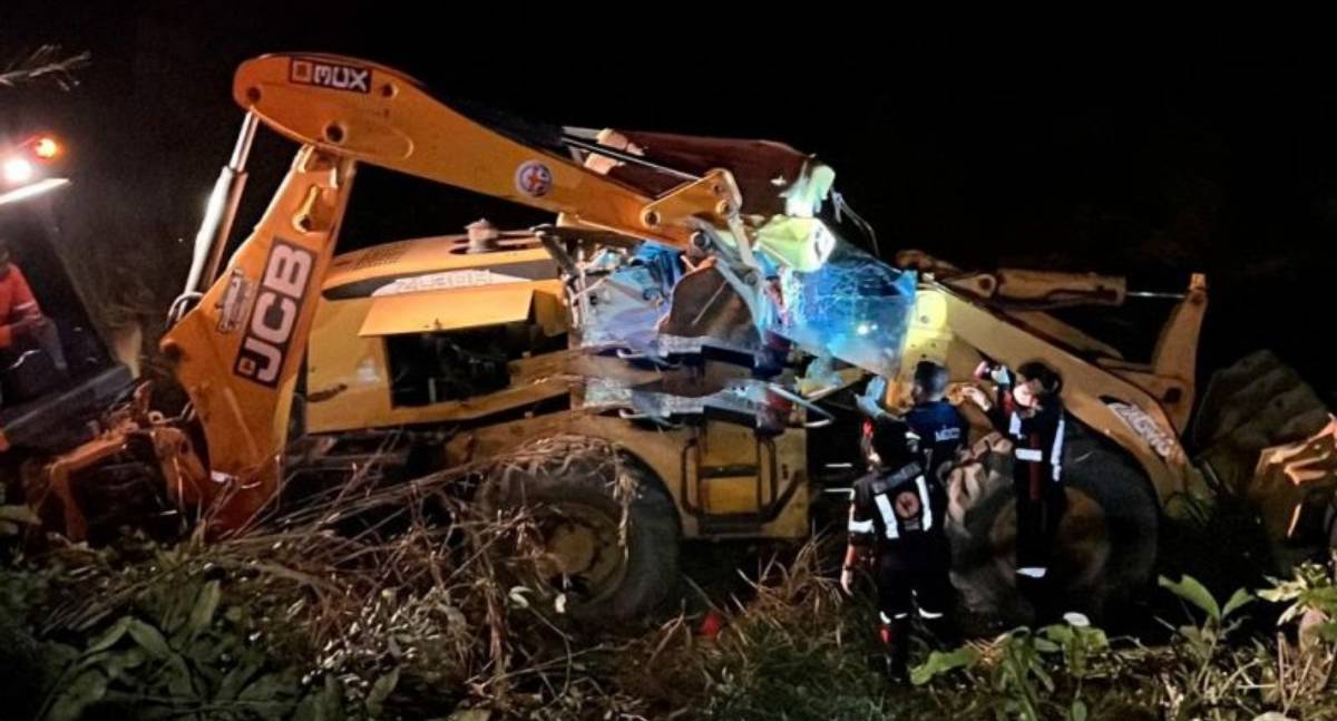 Operador morre prensado em capotamento de escavadeira na BR-364