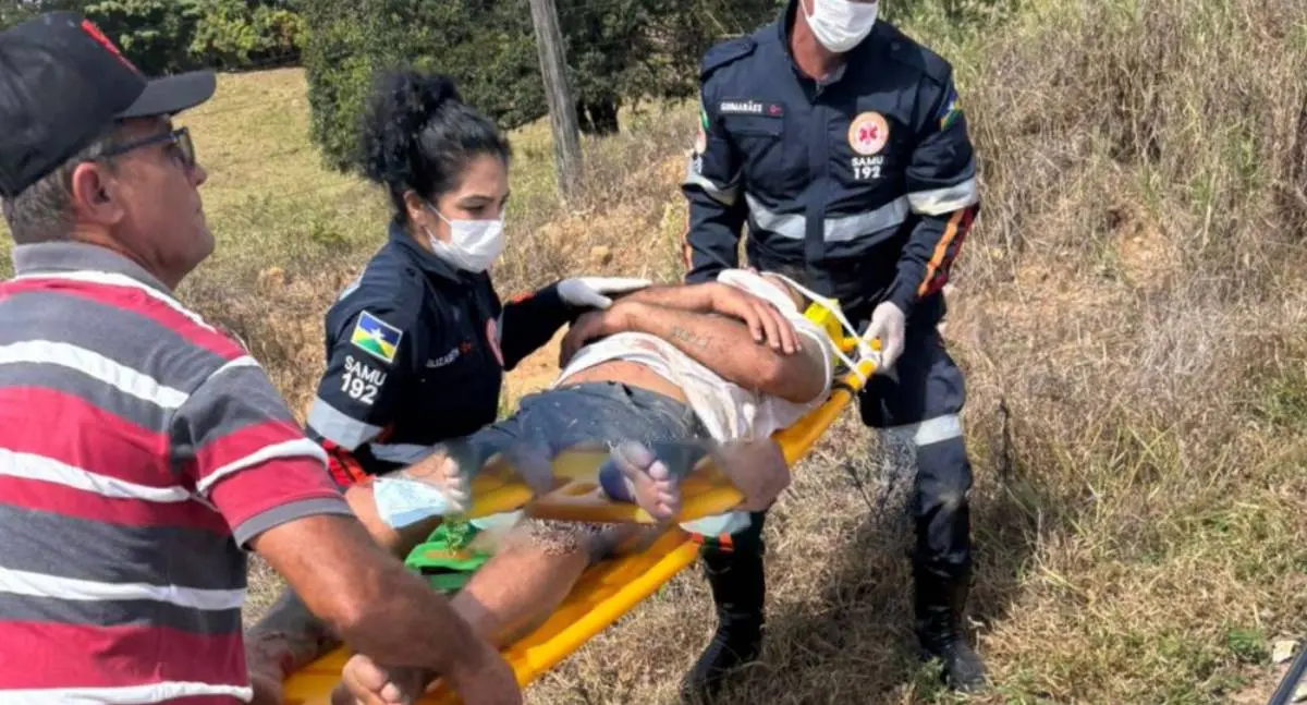 Motociclista sofre queda após perder controle em quebra-molas