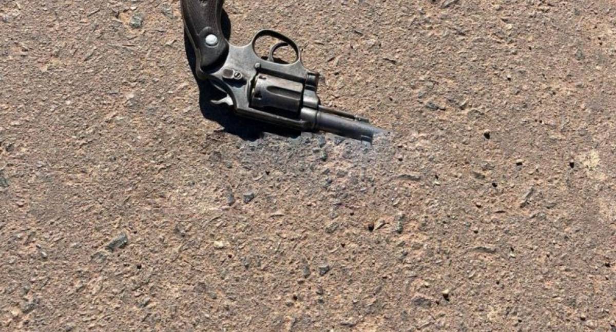 Moradores encontram revólver municiado em avenida no interior