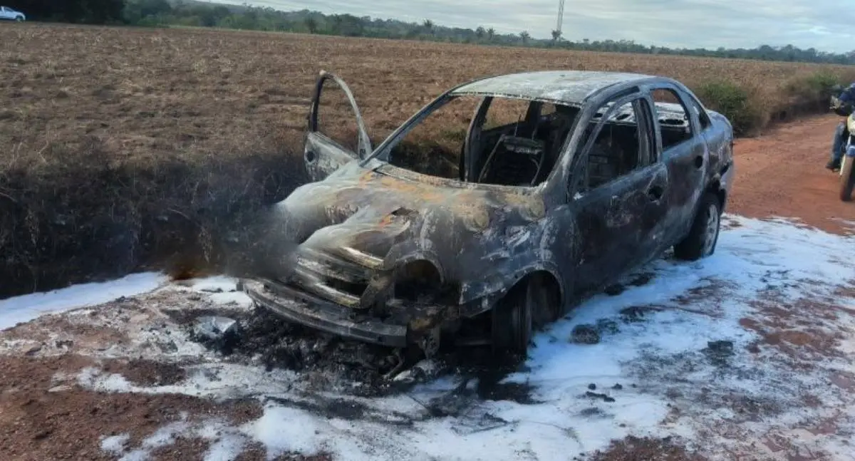 Carro pega fogo em movimento no setor chacareiro