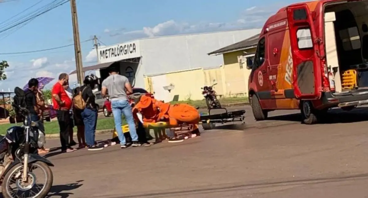 Acidente entre carro e moto deixa uma pessoa ferida