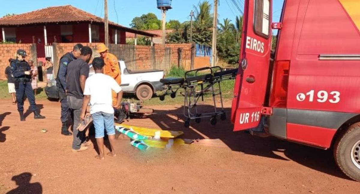 Adolescente sofre fratura na perna em colisão de moto e carro