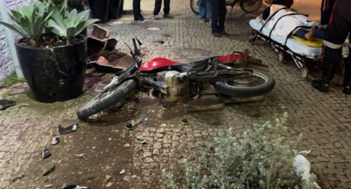 Motociclista perde o controle após colisão e atinge calçada em frente a viveiro