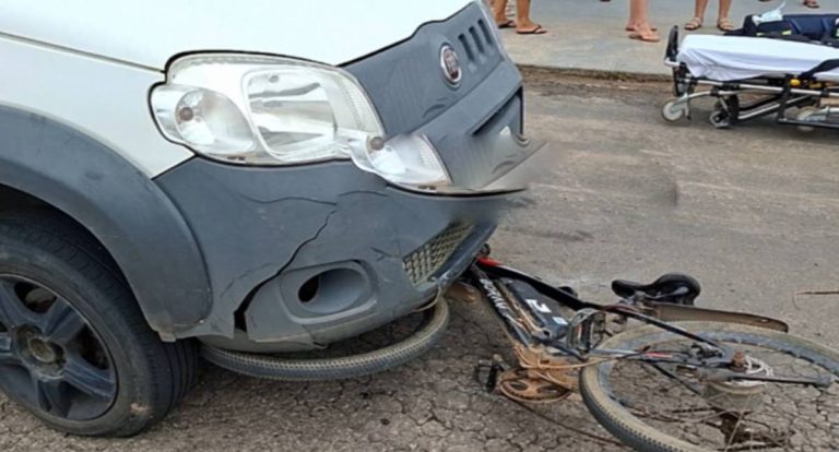 Ciclista é arrastado por cinco metros após colisão com carro
