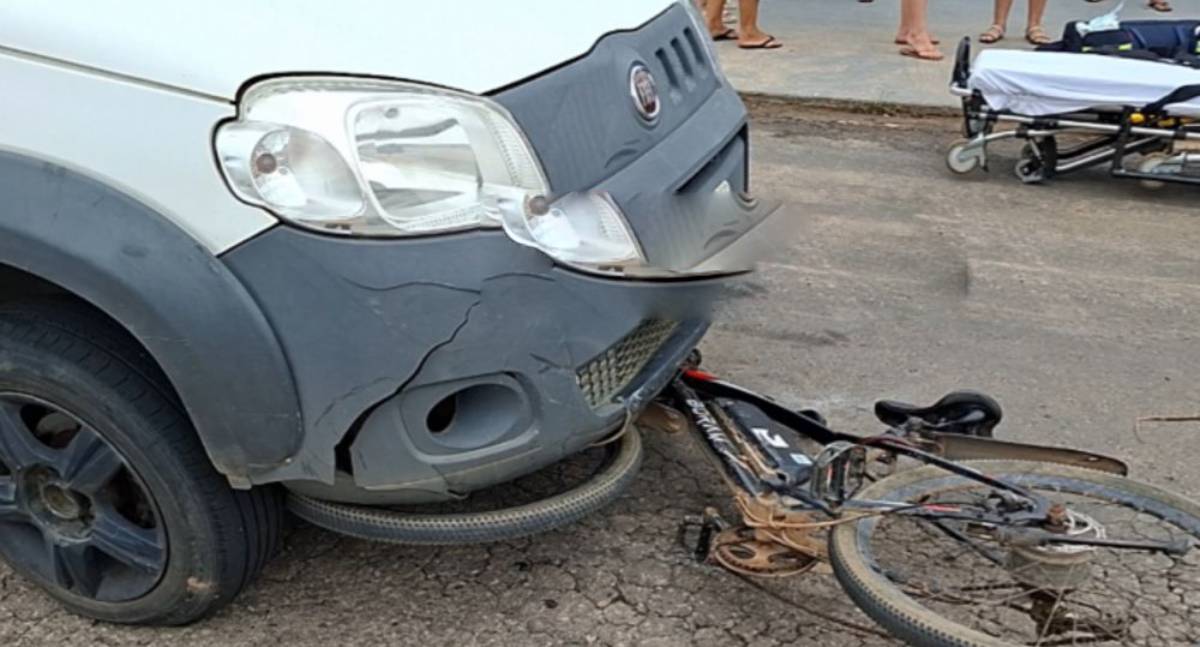 Ciclista é arrastado por cinco metros após colisão com carro