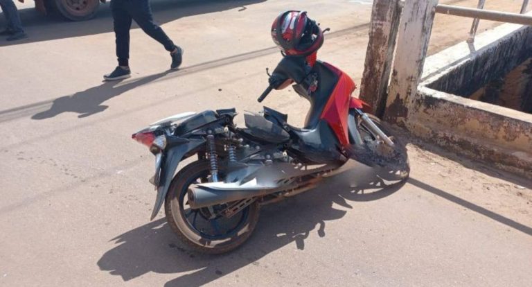 Mulher de 38 anos sofre fraturas no crânio após colisão entre motoneta e caminhão