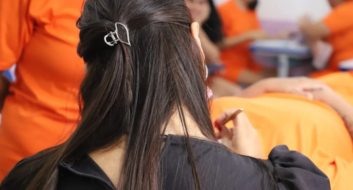 Internas de presídio feminino em RO participam de curso de extensão de cílios promovido pelo governo