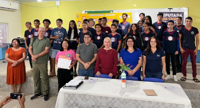 Ieda Chaves entrega certificados durante execução de cursos do projeto “ALE Vai às Escolas” - News Rondônia