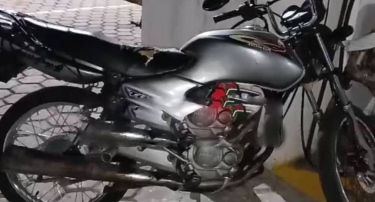 Moto com sinais de adulteração é apreendida após ser abandonada em calçada