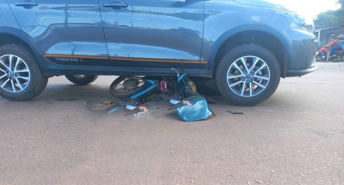 Colisão entre carro e moto deixa casal com ferimentos leves