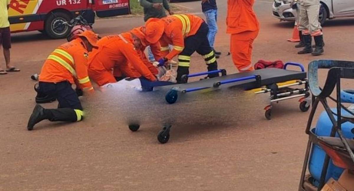 Colisão entre carro e moto deixa mulher ferida