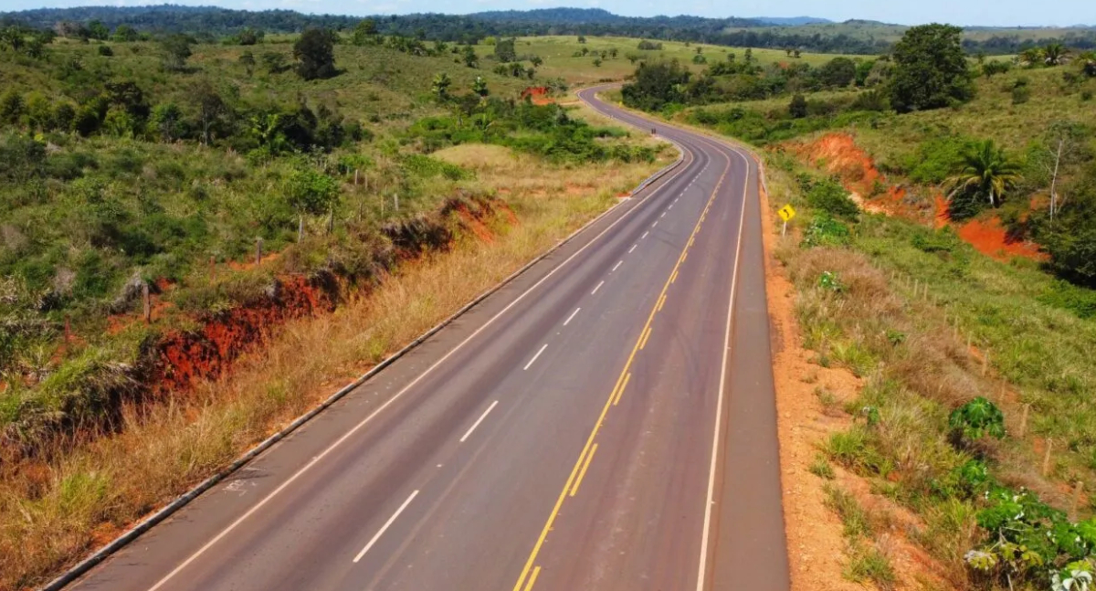 Obras de pavimentação da RO-TransRondônia avançam para fase final no Trevo da Pedra
