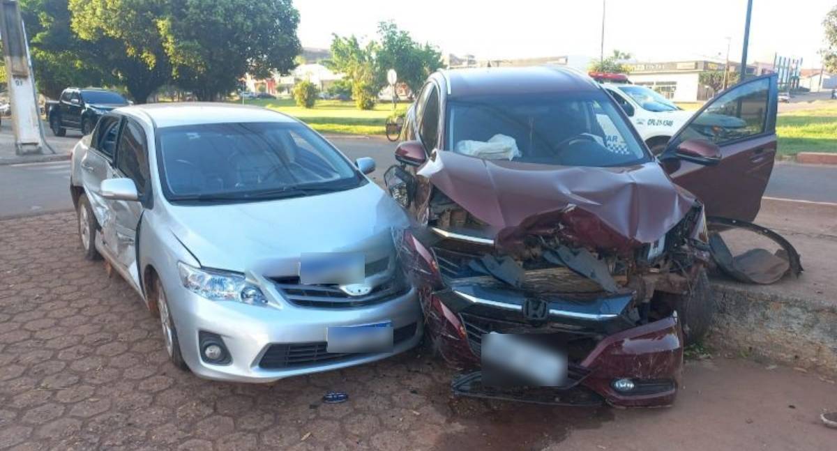 Colisão entre dois carros na Avenida 25 de Agosto deixa feridos leves