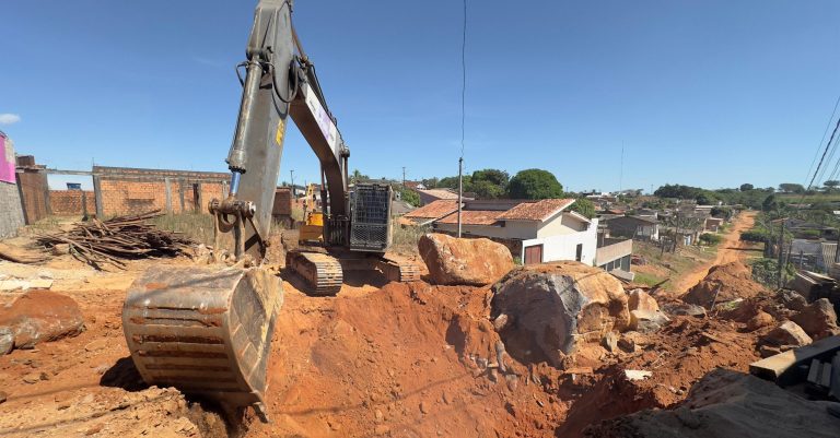 Prefeitura de Jaru realiza remoção de pedra e alargamento de pista na Rua Frei Caneca, no setor 07 - News Rondônia