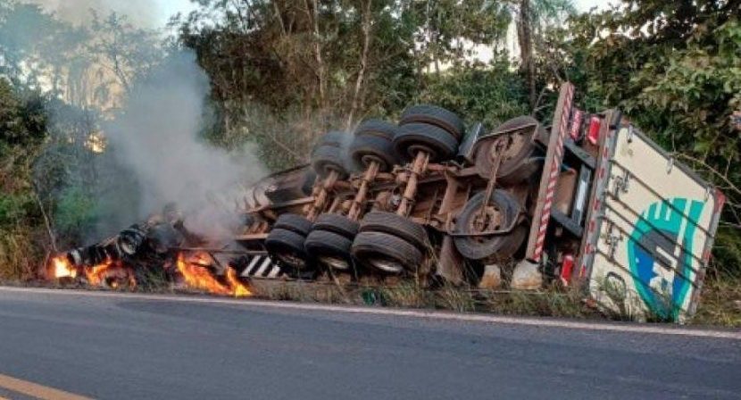Motorista de RO sobrevive após caminhão tombar e pegar fogo na BR