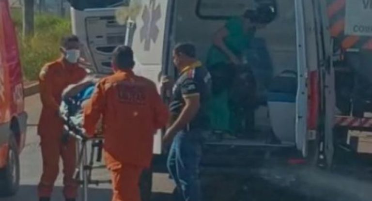 Ambulância de Cerejeiras com paciente a bordo se envolve em engavetamento na BR-364, em Vilhena